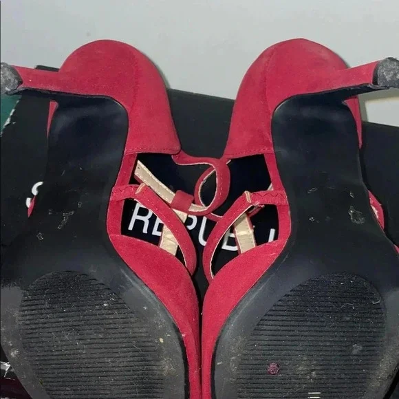 Red High Heeled Pumps with T-Strap Design and Pointed Toe (8) - Picture 9 of 11